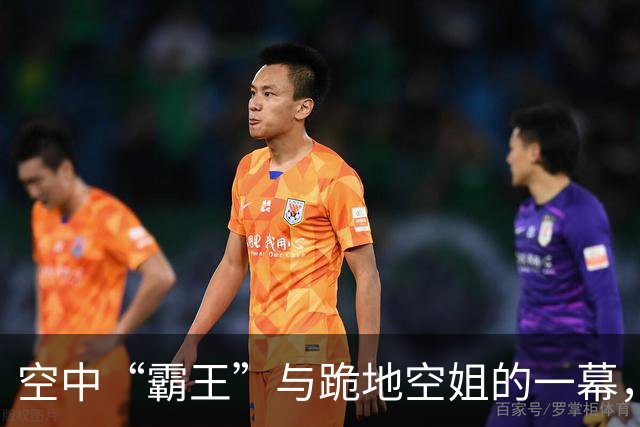 空中“霸王”与跪地空姐的一幕，真是荒诞剧！